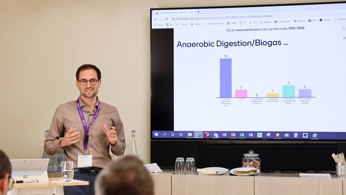 Besonderen Anklang fanden die Ausführungen zu Kleinbiogasanlagen. Besonderen Anklang fanden die Ausführungen zu Kleinbiogasanlagen.